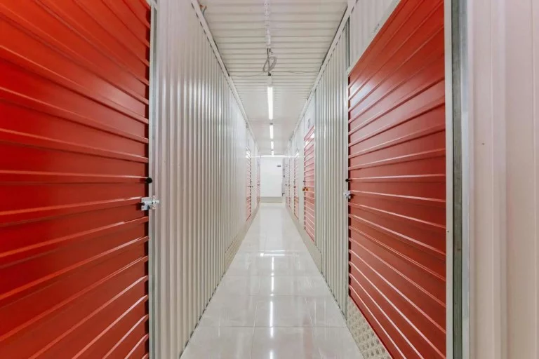 Interior de self storage Stokarea - corredor com boxes de armazenamento