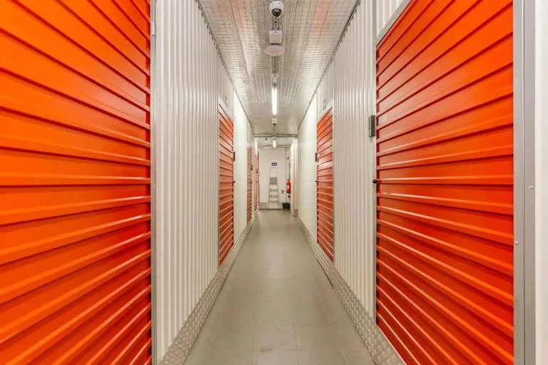 Fachada da unidade Stokarea Estefania - Self Storage em Estefania